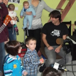 Haur kantak grabatzen irratian